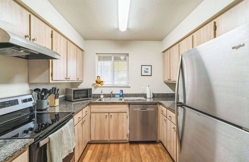Harlow Apartment | Cozy Flat Near Autzen + 2 Miles to Downtown!