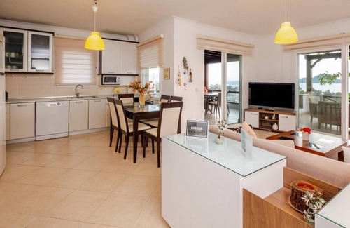 Kadıkale Apartment | Cozy Flat With Sea View and Shared Pool in Bodrum