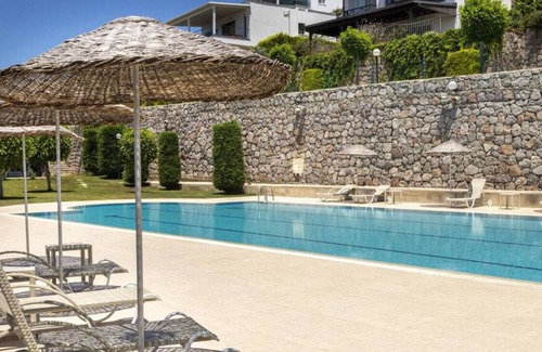 Kadıkale Apartment | Cozy Flat with Sea View and Shared Pool in Bodrum
