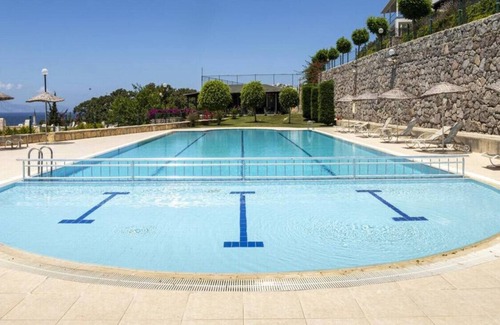 Kadıkale Apartment | Cozy Flat with Sea View and Shared Pool in Bodrum