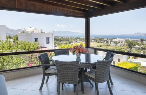 Kadıkale Apartment | Cozy Flat with Sea View and Shared Pool in Bodrum