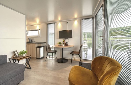 Heugum Boat Rental | Cozy floating Boatlodge "Maastricht". Max 4 persons, 2 bedrooms.