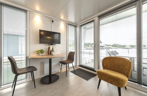 Heugum Boat Rental | Cozy floating Boatlodge "Maastricht". Max 4 persons, 2 bedrooms.