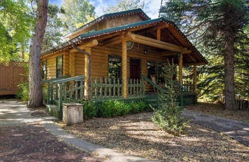 Sandy House | Cozy Forest Cottage at La Caille