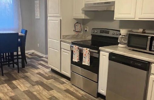Westwood House | 🌟Cozy Four Bedroom Home Away From Home
