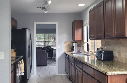 Deer Valley House | Cozy four-bedroom single story home in Glendale