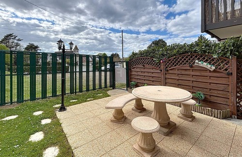 Merville-Franceville-Plage Apartment | Cozy Duplex for 4 with Garden, 400m from Merville-Franceville Beach