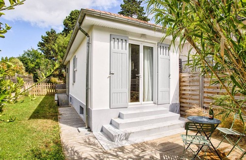 Merville-Franceville-Plage Apartment | Cozy independent studio in central Merville-Franceville