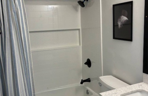 Granite City Apartment | Cozy Fully Remodeled Elegant 2 BR Apartment Near Giant Park!