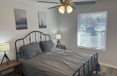 Granite City Apartment | Cozy Fully Remodeled Elegant 2 BR Apartment Near Giant Park!