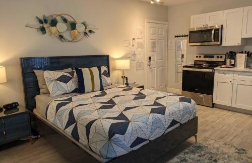 Coral Ridge House | Cozy Fun-Size Getaway + Pool&Spa 5 mins to Beach