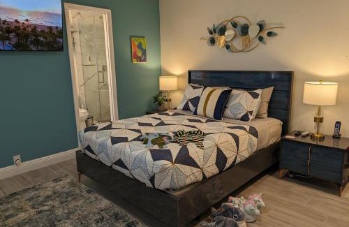 Coral Ridge House | Cozy Fun-Size Getaway + Pool&Spa 5 mins to Beach