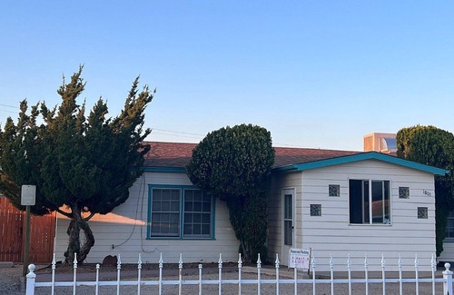 Spruce Park House | Cozy Furnished Room- 5min walk to UNM Hospital