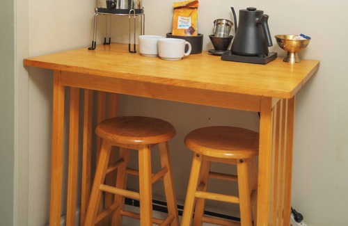 Clinton Hill Apartment | Cozy Garden Apartment in Pre War Row House with gym