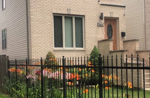 Greater Grand Crossing Apartment | Cozy Garden studio Apartment