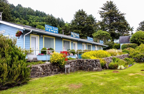 Yachats Apartment | Cozy Garden-Themed Suite with Oceanfront Views and Free WiFi - Dogs Welcome