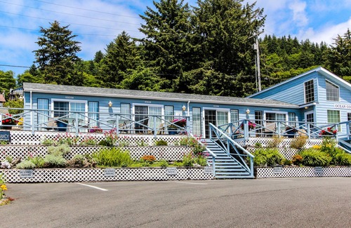 Yachats Apartment | Cozy Garden-Themed Suite with Oceanfront Views and Free WiFi - Dogs Welcome