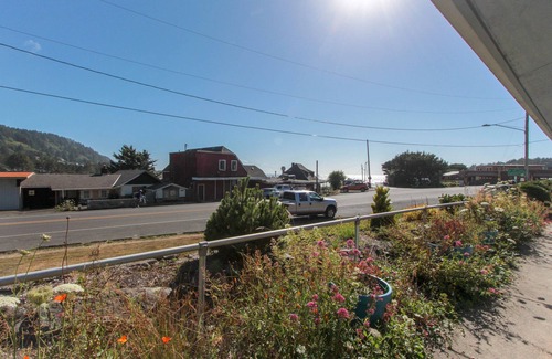 Yachats Apartment | Cozy Garden-Themed Suite with Oceanfront Views and Free WiFi - Dogs Welcome