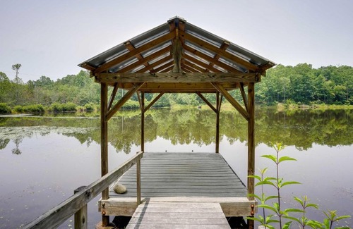 Menlo Apartment | Cozy Georgia Abode with Deck, Fire Pit and Lake Access