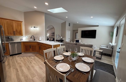 Springfield House | Cozy Getaway for Work & Play-Game Room-Walk to Hospital-Close to Hayward-Autzen