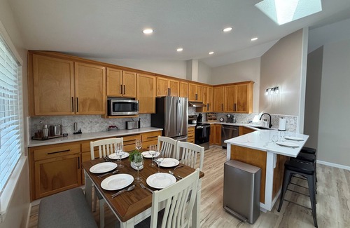 Springfield House | Cozy Getaway for Work & Play-Game Room-Walk to Hospital-Close to Hayward-Autzen