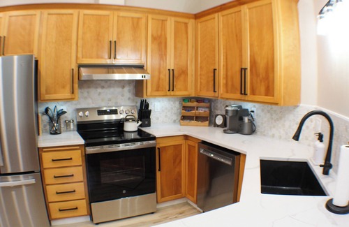 Springfield House | Cozy Getaway for Work & Play-Game Room-Walk to Hospital-Close to Hayward-Autzen