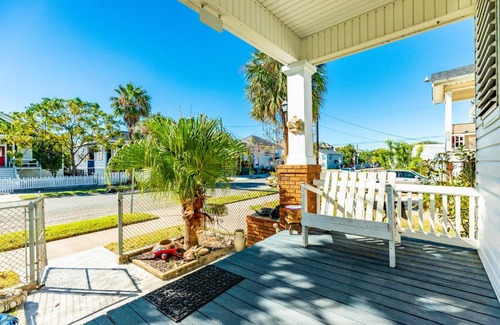 Galveston House | Cozy Getaway Lower