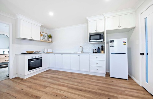 Dubbo House | Cozy Getaway - Modern, Garden View