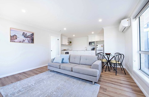 Dubbo House | Cozy Getaway - Modern, Garden View