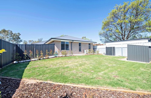 Dubbo House | Cozy Getaway - Modern, Garden View
