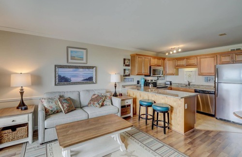North Forest Beach Villa | Cozy getaway at Breakers- 1 bedroom Oceanfront condo - Coligny Beach area.