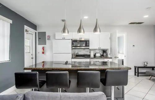 Fort Lauderdale Apartment | Cozy Getaway with Pool and Putting Green Unit 1