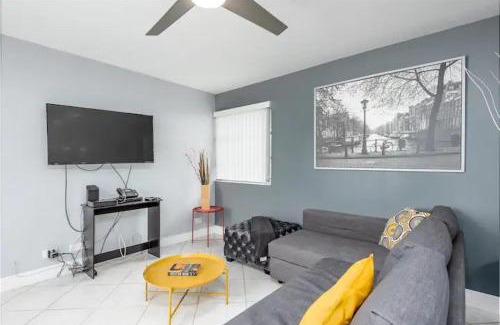 Fort Lauderdale Apartment | Cozy Getaway with Pool and Putting Green Unit 1