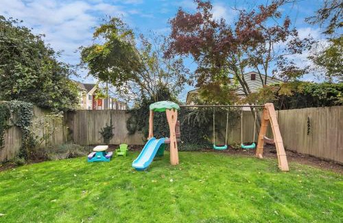 Bryant House | Cozy Getaway Yard House with BBQ - UW - Children Hospital