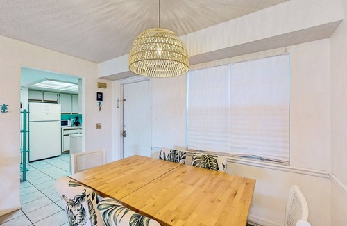 New Smyrna Beach Condo | Cozy Ground-Floor Condo with WiFi, Pools & Sauna - Walk to Beach