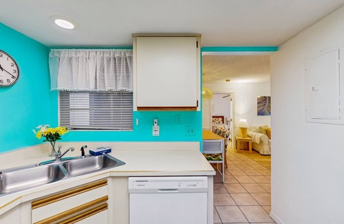 New Smyrna Beach Condo | Cozy Ground-Floor Condo with WiFi, Pools & Sauna - Walk to Beach