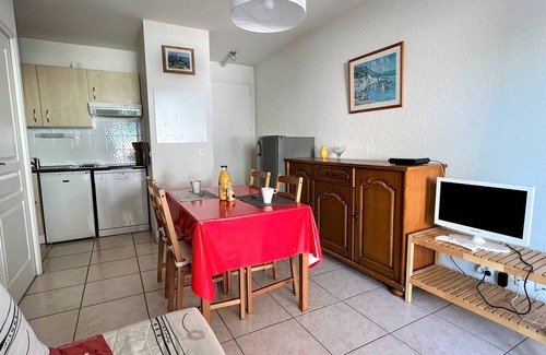 Cambo-les-Bains Apartment | Cozy Ground-Floor T1 Bis with Terrace, Pool Access & Parking - Cambo-les-Bains