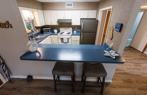 Coquina Gables Apartment | Cozy, ground floor apt 5 min walk to bch. PET friendly. FREE bottle of PROSECCO