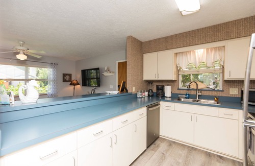 Coquina Gables Apartment | Cozy, ground floor apt 5 min walk to bch. PET friendly. FREE bottle of PROSECCO