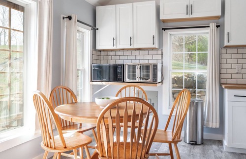 Bantam House | Cozy Guest House on 15 Acres