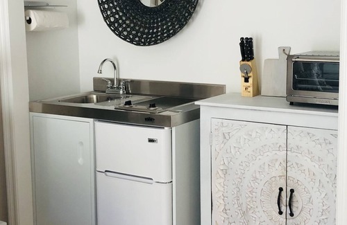 South Redondo House | Cozy Guest Suite one block from the beach