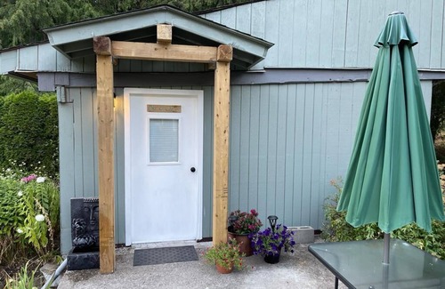 Nelson Cabin | Cozy Guesthouse Close to Ski Hill, Nelson, and Ainsworth!