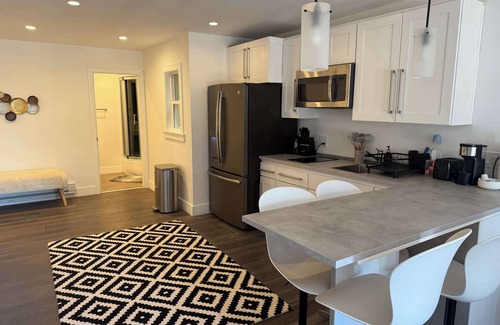 Parkside House | Cozy Guesthouse with Modern Appliances & Private Patio