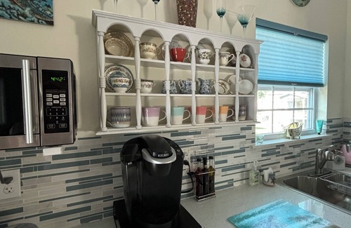 Lincolnville Apartment | Cozy Guesthouse: Walk to Town, Shops & Dining - Secure parking