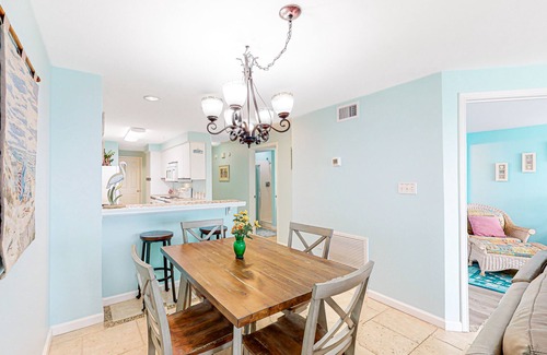 Fort Walton Beach Condo | Cozy Gulf-front home with amazing views, seasonal beach service-close to dining