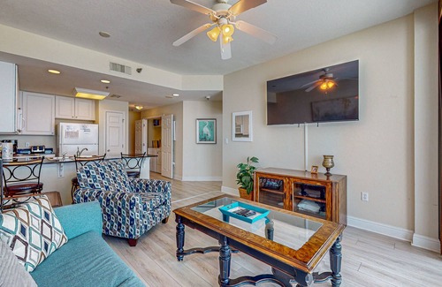 Gulf Shores Condo | Cozy Gulf front condo W/private balcony, shared pool/hot tub & beach access