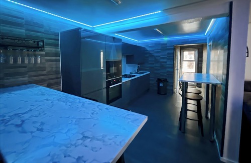 Woodingdean House | Cozy Hideaway With Hot Tub & Sauna Sleeps 7
