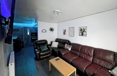 Woodingdean House | Cozy Hideaway With Hot Tub & Sauna Sleeps 7