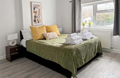 Woodingdean House | Cozy Hideaway With Hot Tub Sauna Sleeps 7