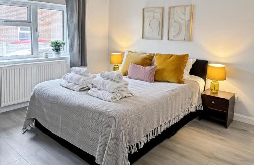 Woodingdean House | Cozy Hideaway With Hot Tub Sauna Sleeps 7